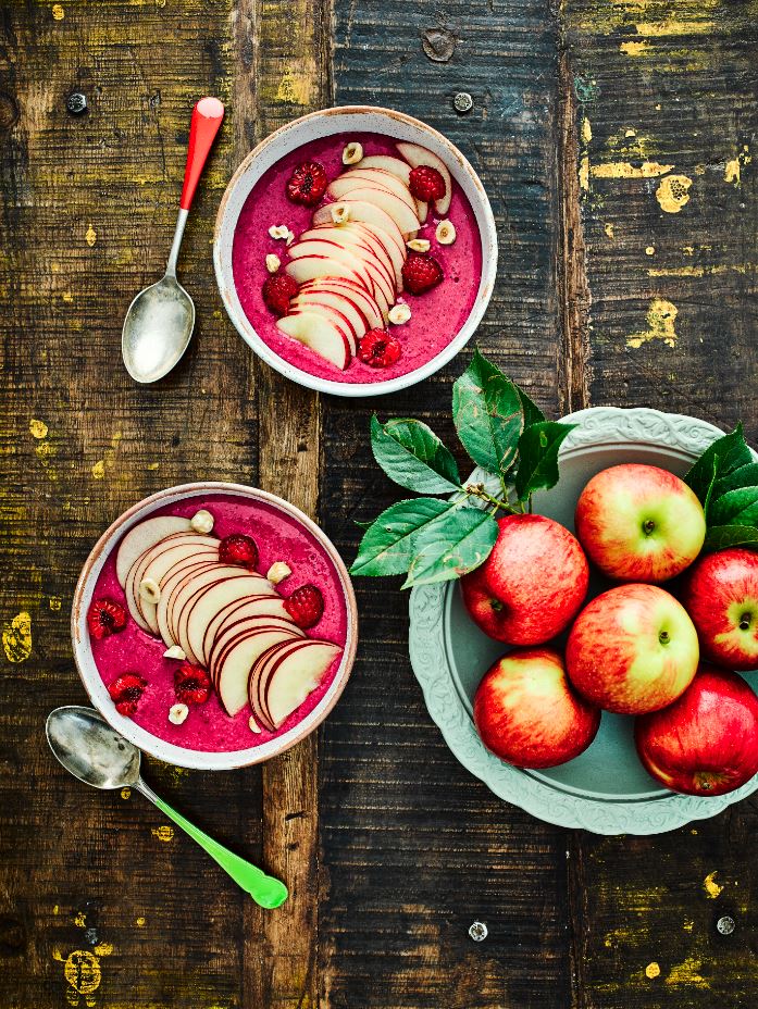 Fruity Smoothie Bowl with Toasted Hazelnuts