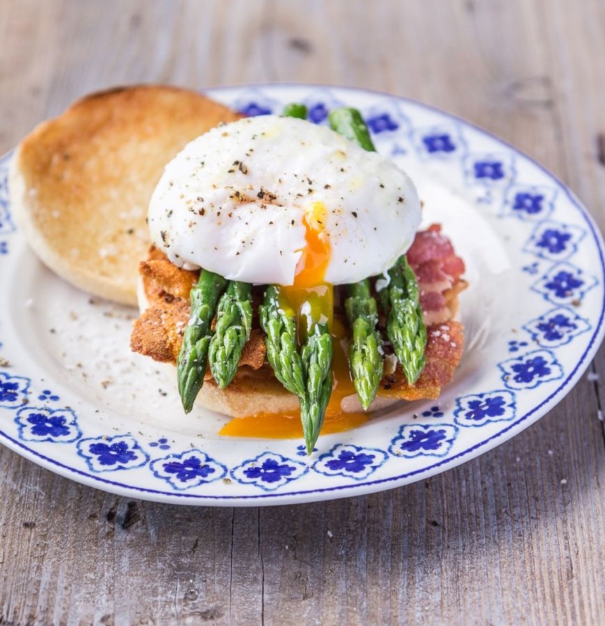 Brunch Muffins with Asparagus, Egg and Bacon