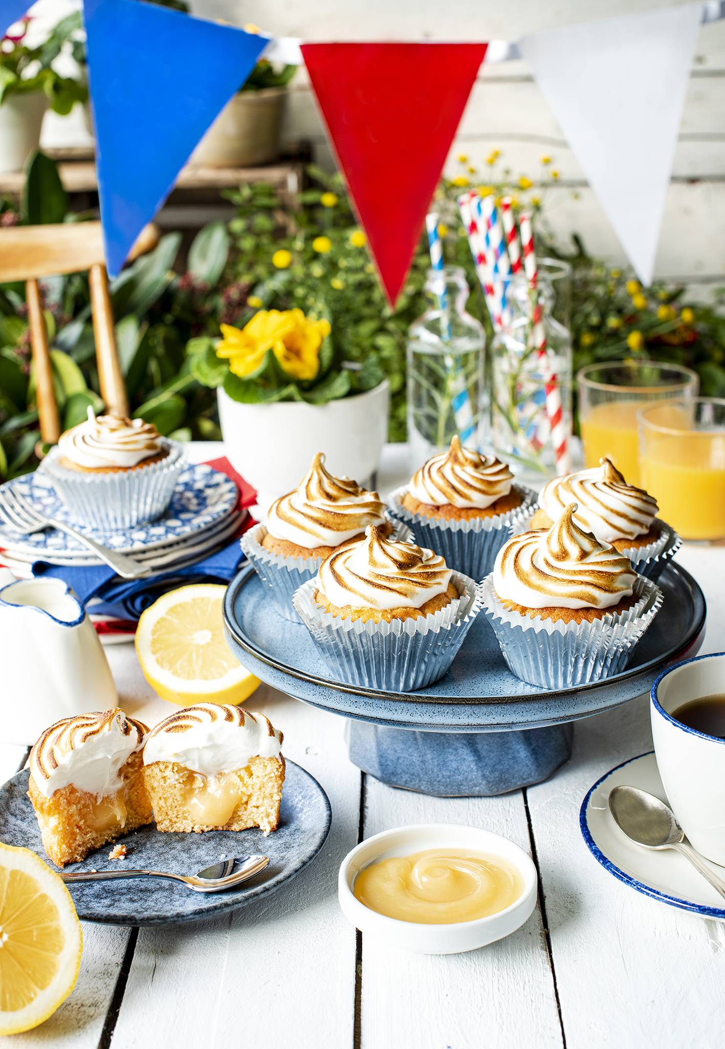 Lemon Curd Meringue Cupcakes