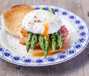 Image for recipe - Brunch Muffins with Asparagus, Egg and Bacon