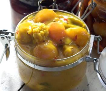 Image for recipe - Shallot, Cauliflower and Green Bean Piccalilli